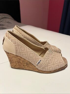 TOMS Beige Textured Cork Wedge Peep-Toe Espadrilles Size 7.5
